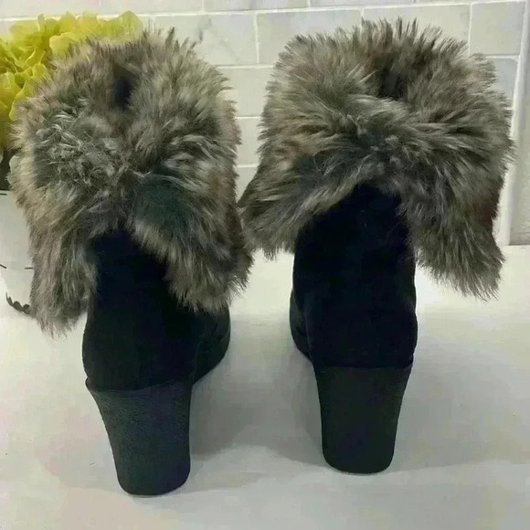 American Eagle, wedge suede like Black/faux fur/pom-poms wear up or down size9.5 - Picture 6 of 8